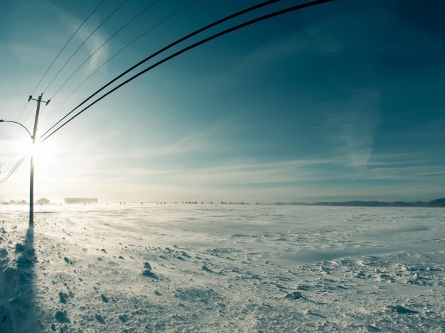 Линия электропередач вдоль заснеженного поля