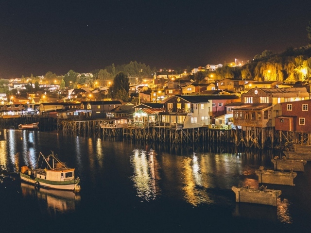 Рыбацкий поселок у берега в Чили