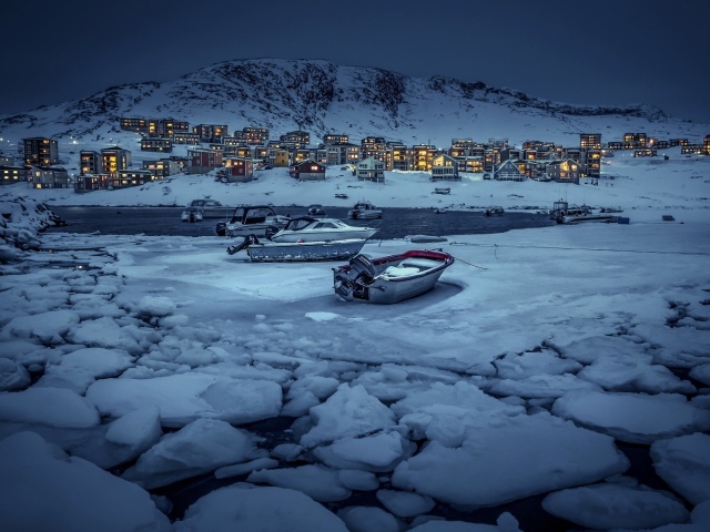 Лодки во льдах в Гренландии