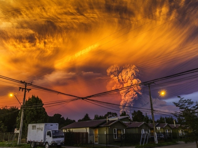 Оранжевое облако над вулканом Кальбуко, Чили