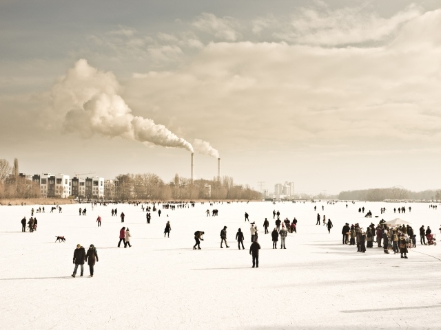 Люди гуляют на замерзшей реке