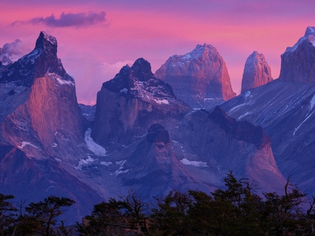 Розовые облака на закате в Торрес-дель-Пайне, Чили