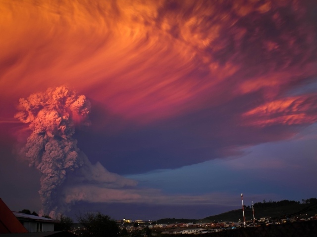 Красное облако над вулканом Кальбуко, Чили
