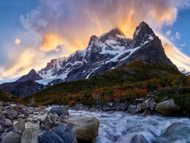 Острые пики гор в Торрес-дель-Пайне, Чили