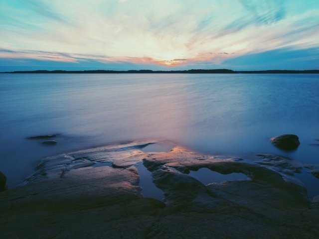Каменный берег озера в Финляндии
