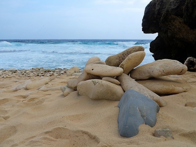 Камни на пляже Арубы