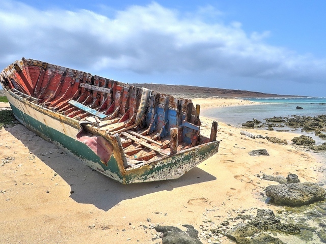 Остов лодки на пляже Арубы