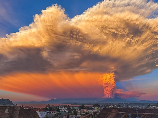 Необычное облако над вулканом Кальбуко, Чили