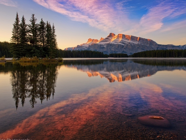 Прозрачная вода озера в национальном парке Банф, Канада