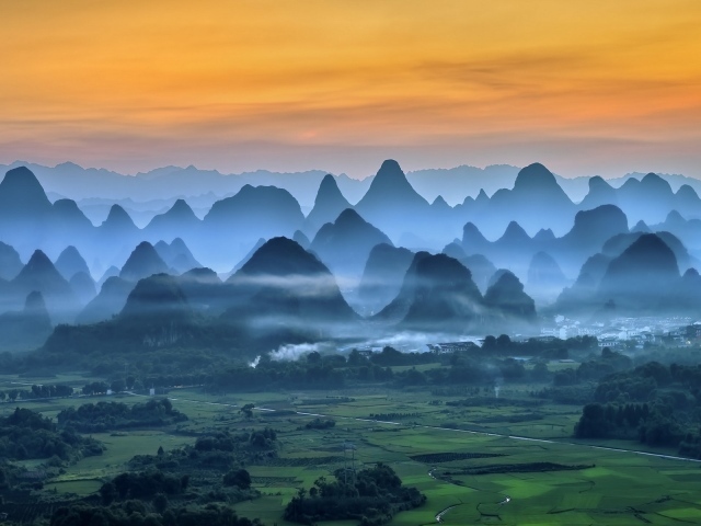 Туманное утро среди холмов в Китае