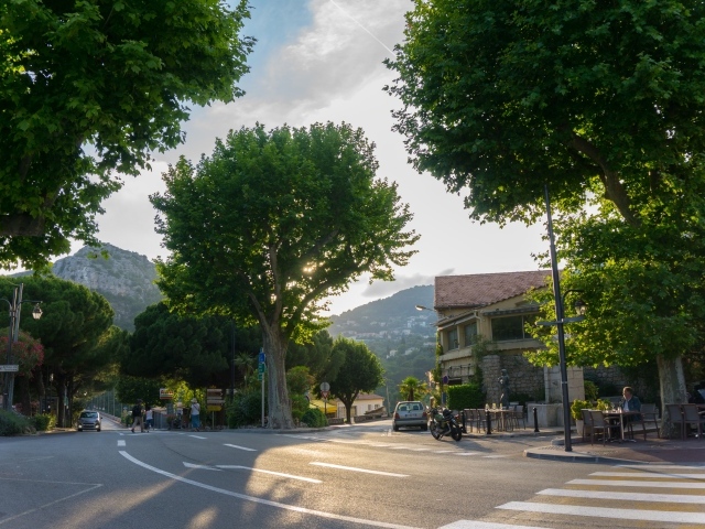Солнечный день в городе Эз, Франция