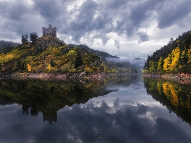 Сторожевая башня на холме над рекой, Франция