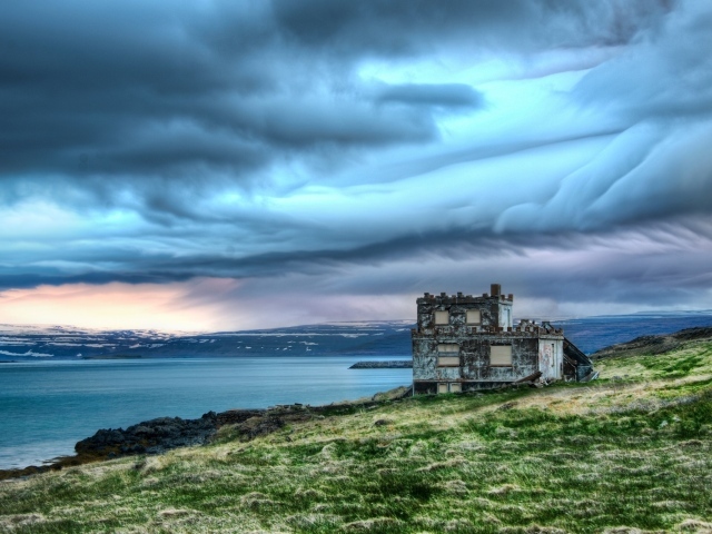 Небольшое строение на берегу озера в Исландии