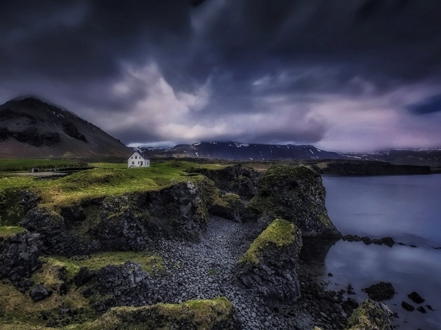 Небольшой дом на обрывистом берегу, Исландия
