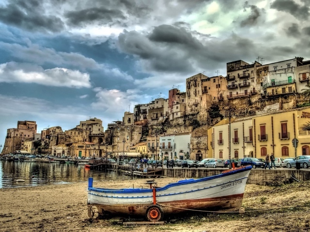 Лодка на берегу в Италии, HDR фото