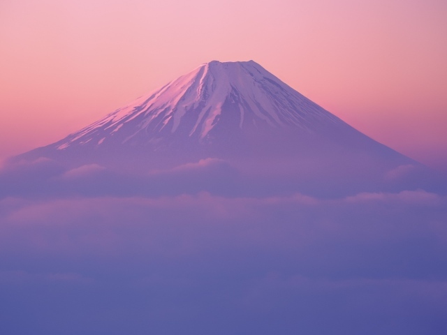 Гора Фуджи в розовой дымке