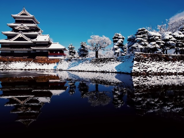 Снег на башне, Япония