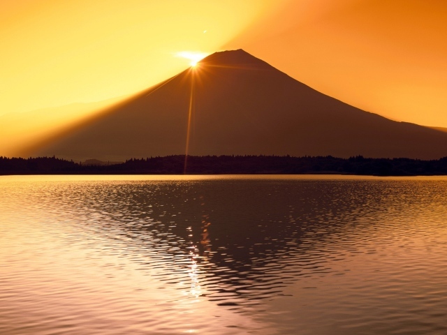 Солнце прячется за горой Фуджи