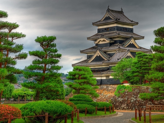 Башня в саду, Япония