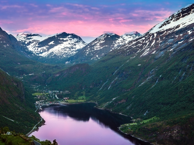 Озеро среди гор в Норвегии