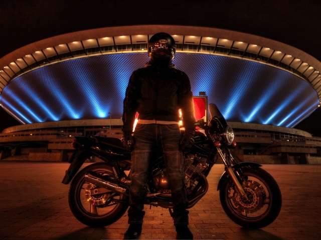Мотоциклист на фоне стадиона в Катовице