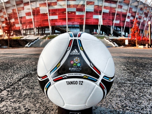 Мяч на фоне стадиона в Польше