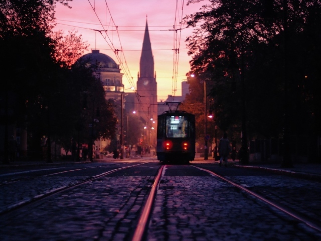 Трамвай на городской улице в Польше