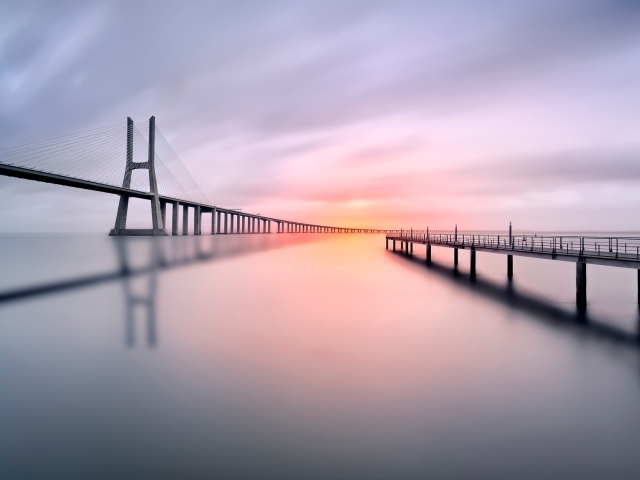 Мост через залив в Португалии