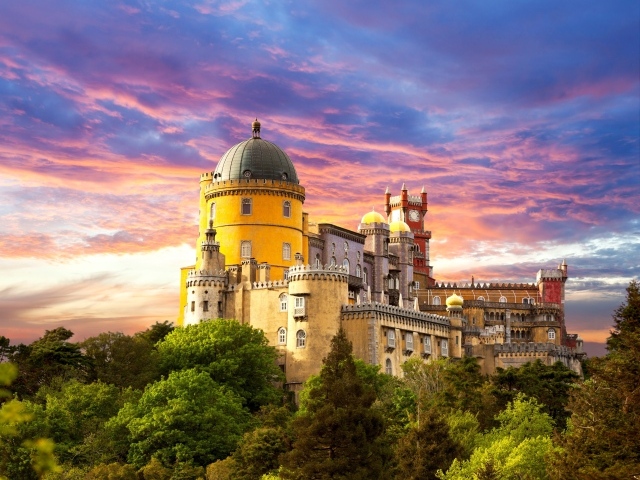 Прекрасный замок на холме, Португалия