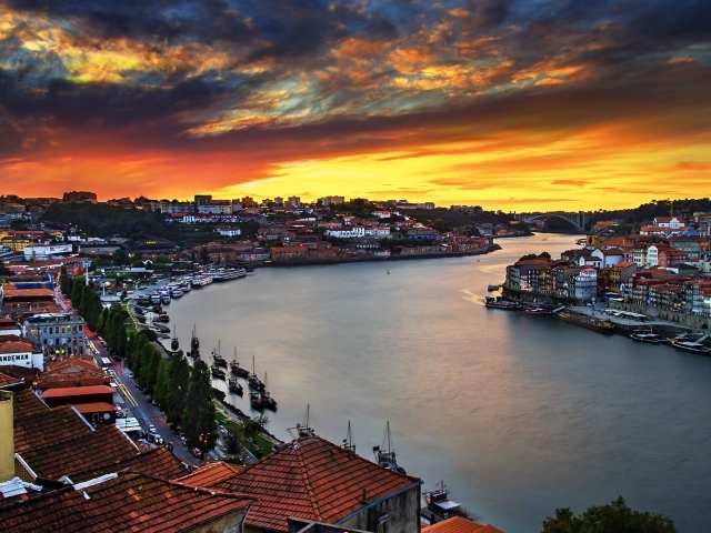 Река в городе Порто, Португалия