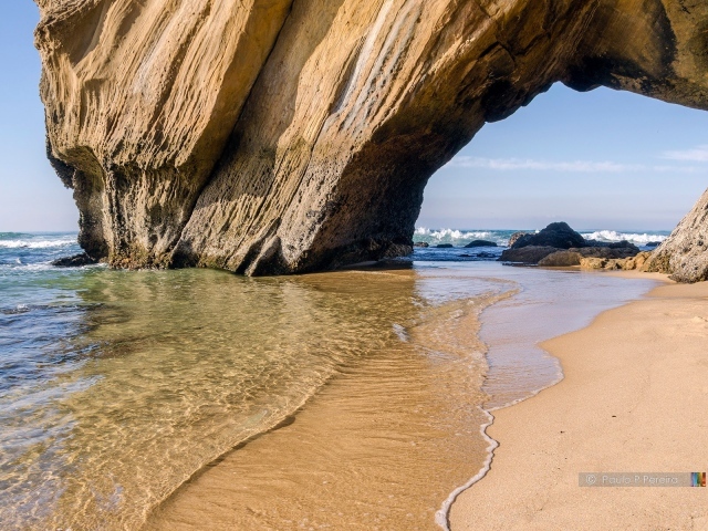 Скала на пляже, Португалия