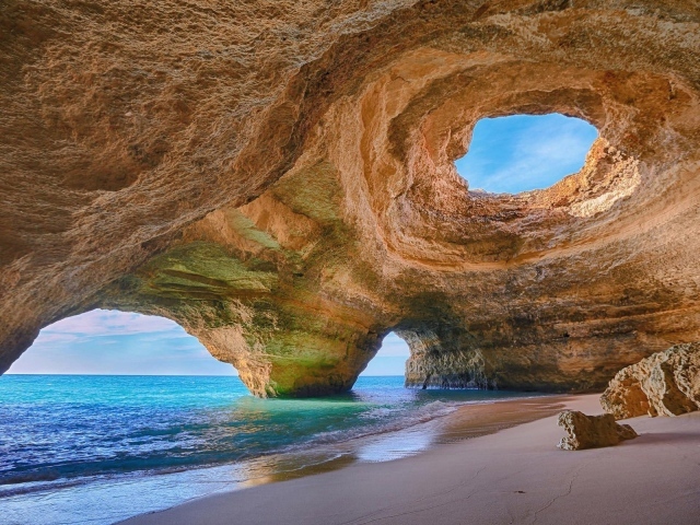 Необычная скала у берега, Португалия