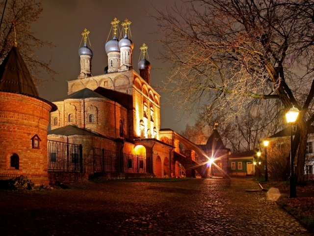 Древний монастырь на просторах России