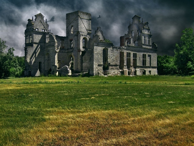 Вороны кружат над руинами замка в Шотландии