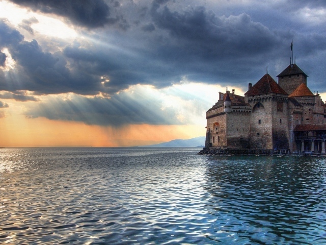 Замок у воды в Швейцарии