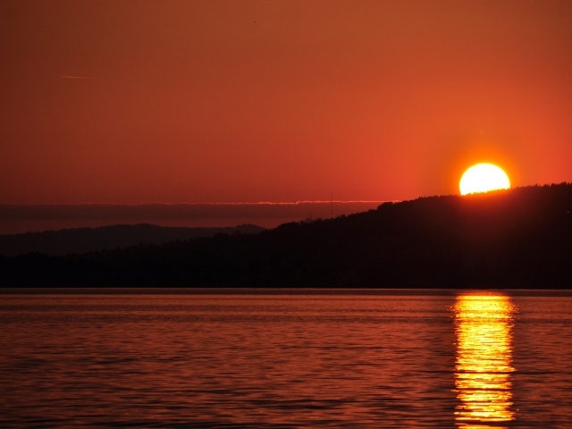 Закат над озером в Швейцарии