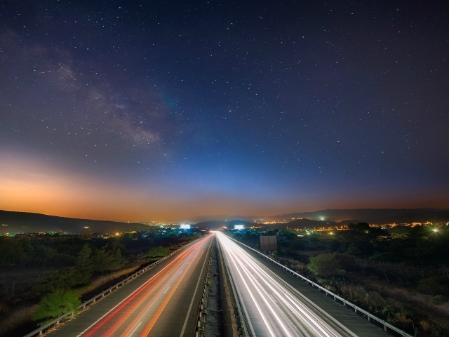 Ночное движение на магистрали под звездами