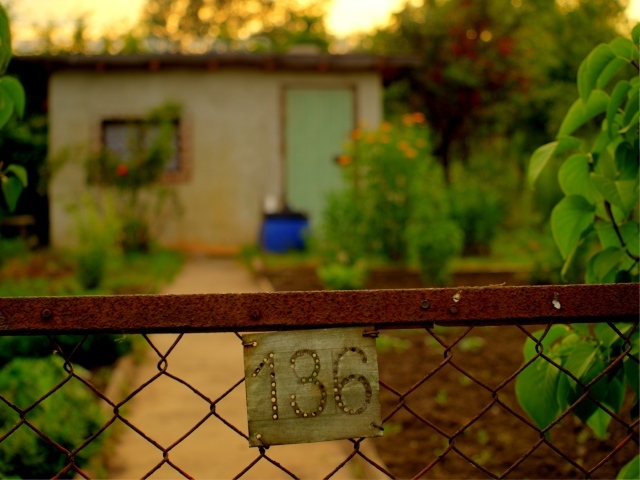 Номерной знак на калитке