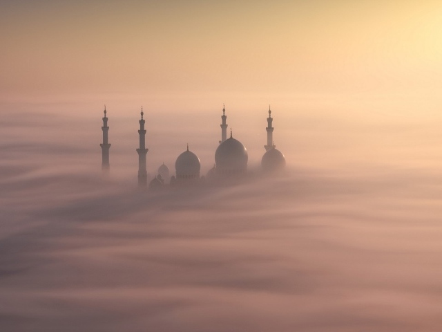 Минареты мечети выглядывают из тумана
