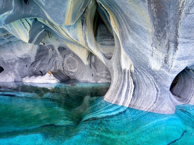 Вода в пещере в Патагонии