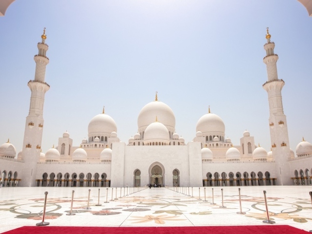 Двор белой мечети с золотыми минаретами