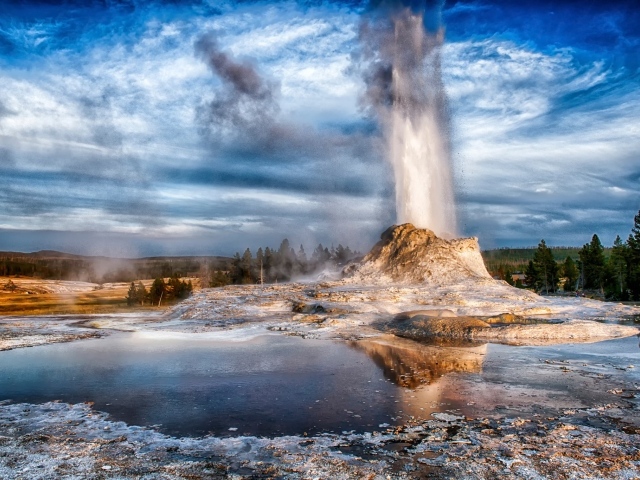 Гейзер в национальном парке в США