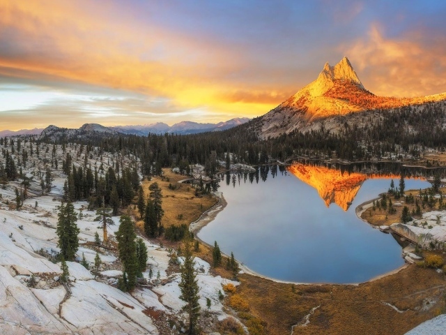 Золотая скала над озером, Калифорния