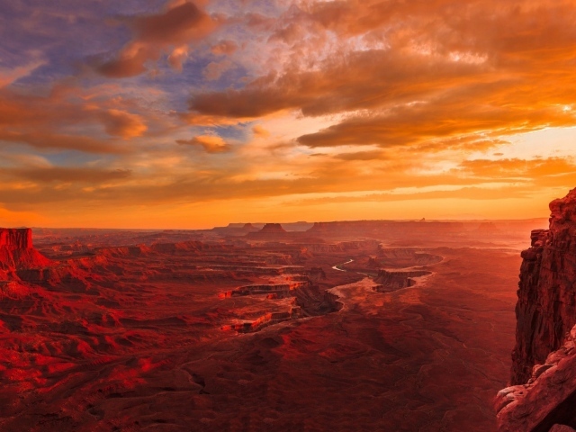 Красный закат в Национальном парке Страна каньонов, США