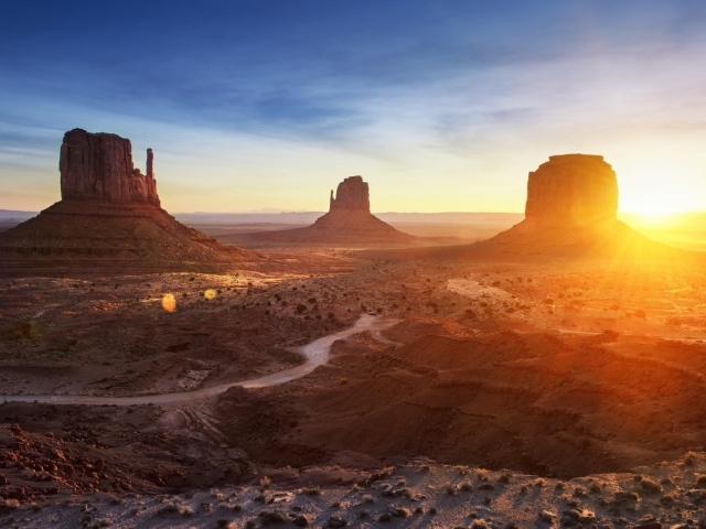 Восход солнца в Долине монументов