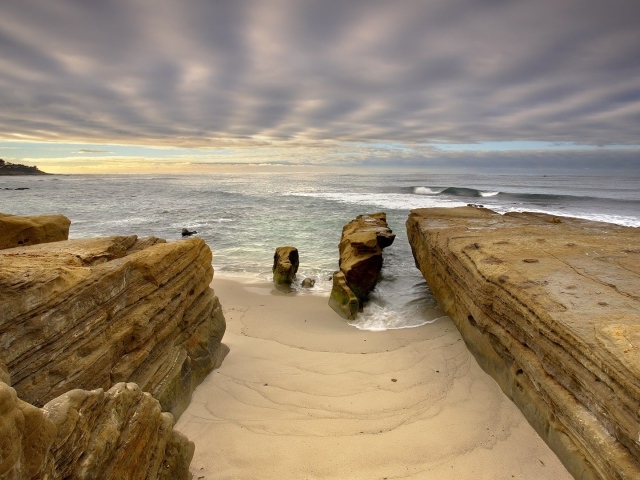 Скалистое побережье в Сан-Диего, США