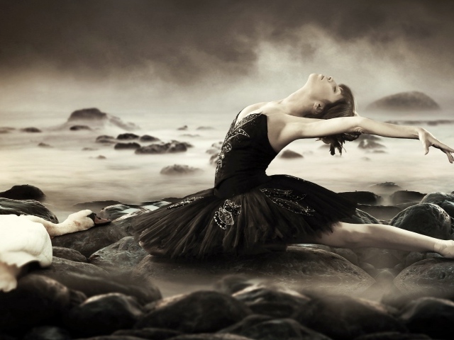 Балерина в черном платье среди волн