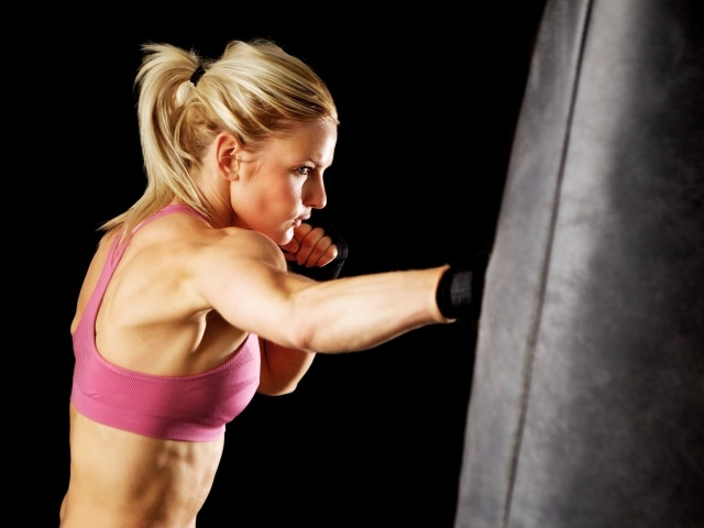 Блондинка отрабатывает удары в боксе