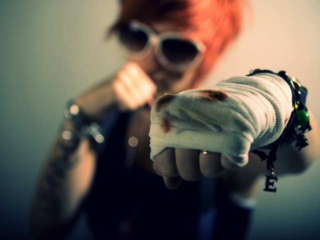 Сбитый кулак у девушки боксера