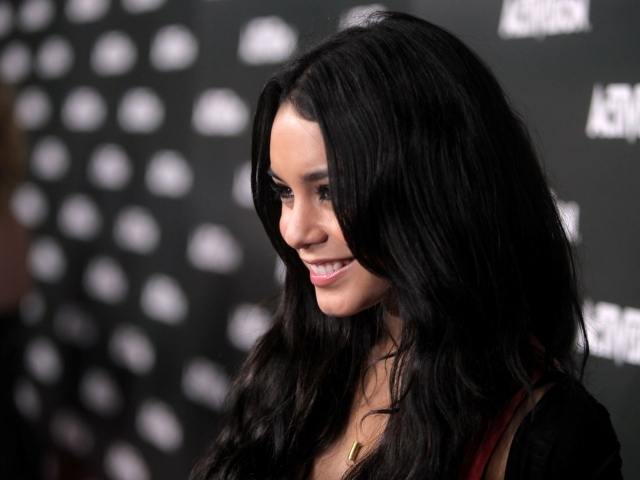 Девушка брюнетка Ванесса Хадженс